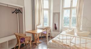 柏林柏林背包客旅舍的卧室配有一张床和一张桌子及椅子