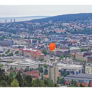 松兹瓦尔Sundsvall City Hotel的橙色气球飞过城市