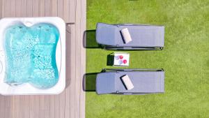 马斯帕洛马斯Club Maspalomas Suites & Spa - Adults Only的游泳池在草地上方的景色