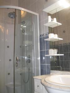 CorveissiatMurmure des buis的带淋浴和盥洗盆的浴室