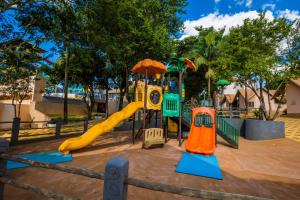 IguaraçuOdy Park Resort Hotel的公园里一个带滑梯的游乐场