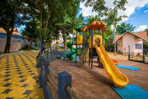 IguaraçuOdy Park Resort Hotel的公园内一个带滑梯的游乐场