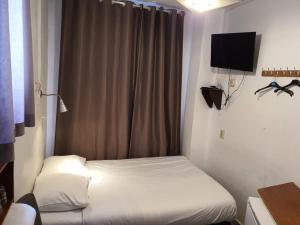 阿姆斯特丹施罗德酒店的小房间设有床和电视
