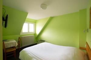 拉克河畔尚邦贝尔维尤酒店的绿色卧室设有床和窗户