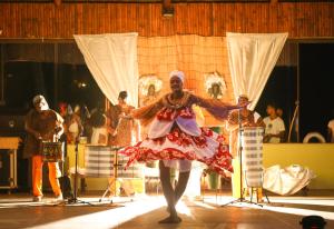 奥利文萨塔卡纳布拉瓦全包度假村的穿着红白衣服的男人在舞台上跳舞