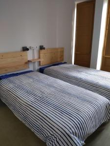 圣地亚哥－德孔波斯特拉小神学院旅馆的两张睡床彼此相邻,位于一个房间里