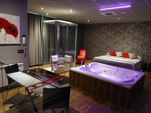 奥维多阿贝多乐斯汽车旅馆的一间设有床铺和浴缸的客房