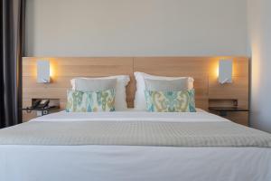 丰沙尔马德拉美景酒店的一间卧室配有一张大床和两个枕头