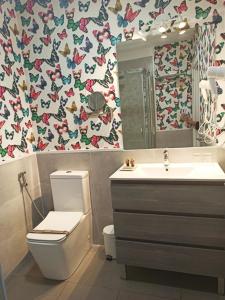 穆特里库Rin Rooms的一间带卫生间和水槽的浴室