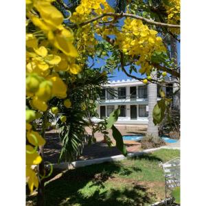 瓜达拉哈拉波萨达圣塔菲酒店的屋前有黄色花的树