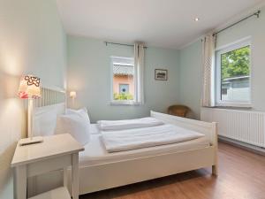 齐罗Luxurious Holiday Home in Zierow near Baltic Sea Beach的白色的卧室设有床和窗户