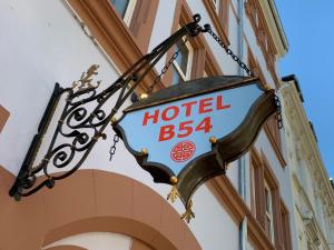 海德堡Hotel B54 Heidelberg City Center的大楼一侧酒店标志