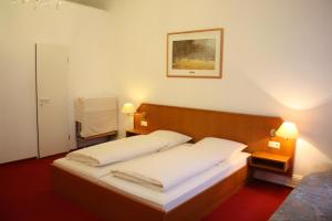 汉堡阿拉米达酒店的一间卧室配有一张带白色床单的大床
