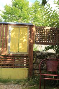 La CavadaLa Ventanita Del Campo的小木屋设有长凳和窗户。