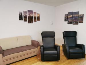 塔查斯卡-鲁穆尼卡Vila Valéria的客厅配有沙发和两把椅子