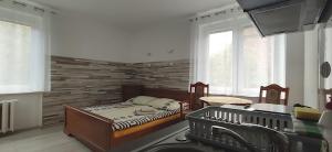 格但斯克萨特别墅酒店的一间卧室设有一张床和砖墙