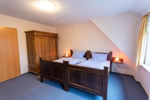 BehringenRhododendronhof的一间卧室配有一张床和一个木制橱柜