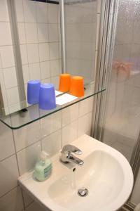 汉堡阿拉米达酒店的浴室水槽上方设有玻璃架