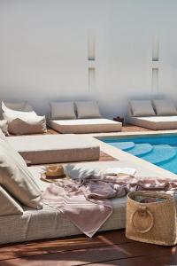 奥尔沃克斯岛Tierra del Mar Hotel - Adults Only的游泳池旁一排床垫
