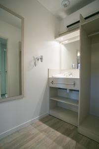 Bénesse-Maremne莫泰德斯兰德斯酒店的一间带水槽和镜子的浴室
