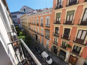 马德里CH Otello Rooms I - Madrid的享有城市街道和建筑的景色