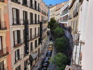 马德里CH Otello Rooms I - Madrid的城市街道上方的电车美景