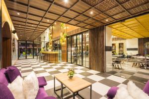 芭堤雅市中心XQ Pattaya Hotel的大堂设有紫色家具和 ⁇ 制地板