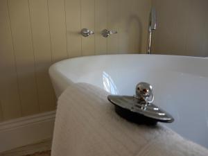 德洛兰The Chapel Deloraine的银色的物体坐在白色的浴缸上