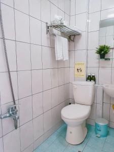 九份九份高妈妈民宿 的白色的浴室设有卫生间和水槽。