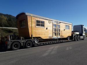 BirkfeldTiny House Steirerbua的一辆半卡车,后面有一个小房子