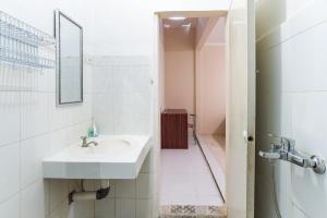 OYO 3252 Lansano Residence Syariah的一间浴室