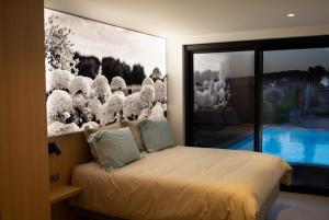 弗尔内B&B Presende的一间卧室配有一张壁画床