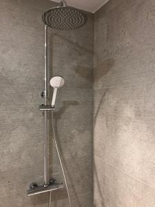 弗尔内B&B Presende的浴室内配有淋浴和头顶淋浴