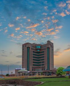 布凯里耶Ramada Hotel & Suites by Wyndham Al Qassim的一座带天窗的大型建筑