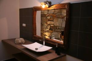 纳克索乔拉Chez Kiki et Ioannis的一间带水槽和镜子的浴室