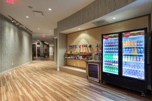 夏洛特Holiday Inn Express & Suites - Charlotte - South End, an IHG Hotel的一间商店,内设出售饮料的大型自动售货机