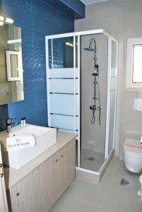 帕莱罗斯Q Luxury Rooms Paleros的带淋浴、盥洗盆和卫生间的浴室