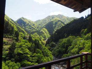 秩父市尼时基旅馆的阳台享有山谷美景。
