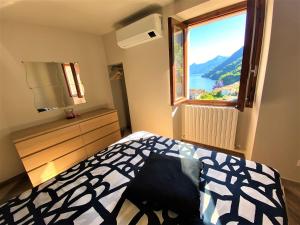 莱泽诺Il Bellavista的一间卧室设有一张床和一个美景窗户。