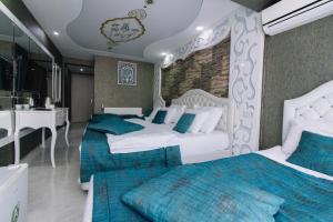 帕莫卡莱梅尔罗斯棉花堡美景套房酒店的一间卧室配有两张床和水槽