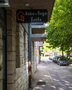 伊佐拉Sobe Argo Izola的建筑物一侧的街道标志