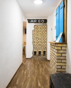 伊佐拉Sobe Argo Izola的一间设有砖墙和壁炉的客房