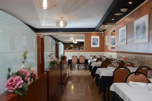 圣苏珊娜Casa feliu的一间带桌椅和鲜花的用餐室
