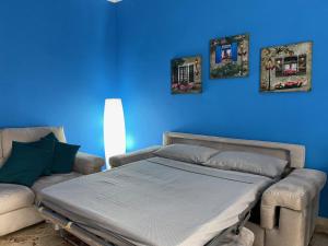 塔兰托Relax in Taranto的蓝色的客房配有床和沙发