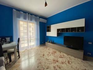 塔兰托Relax in Taranto的蓝色的客厅配有电视和桌子