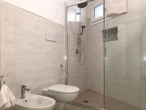 皮诺港Angolo Mare Apartments & Rooms的带淋浴、卫生间和盥洗盆的浴室
