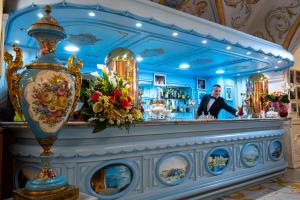 圣安东尼阿巴特拉索尼莉萨大酒店的男的酒吧,站在柜台后面