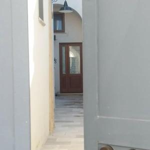 莫尔恰诺迪莱乌卡Margy House的走廊上设有棕色的门,地板上设有走廊