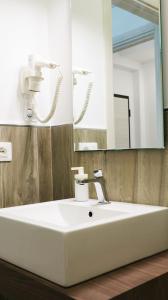 维耶斯泰B&B Battisti59的浴室设有白色水槽和镜子