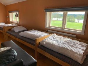 LammhultAsa Vandrarhem的客房设有三张双层床和一扇窗户。